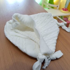Шапочка новорождённой девочке с завязками