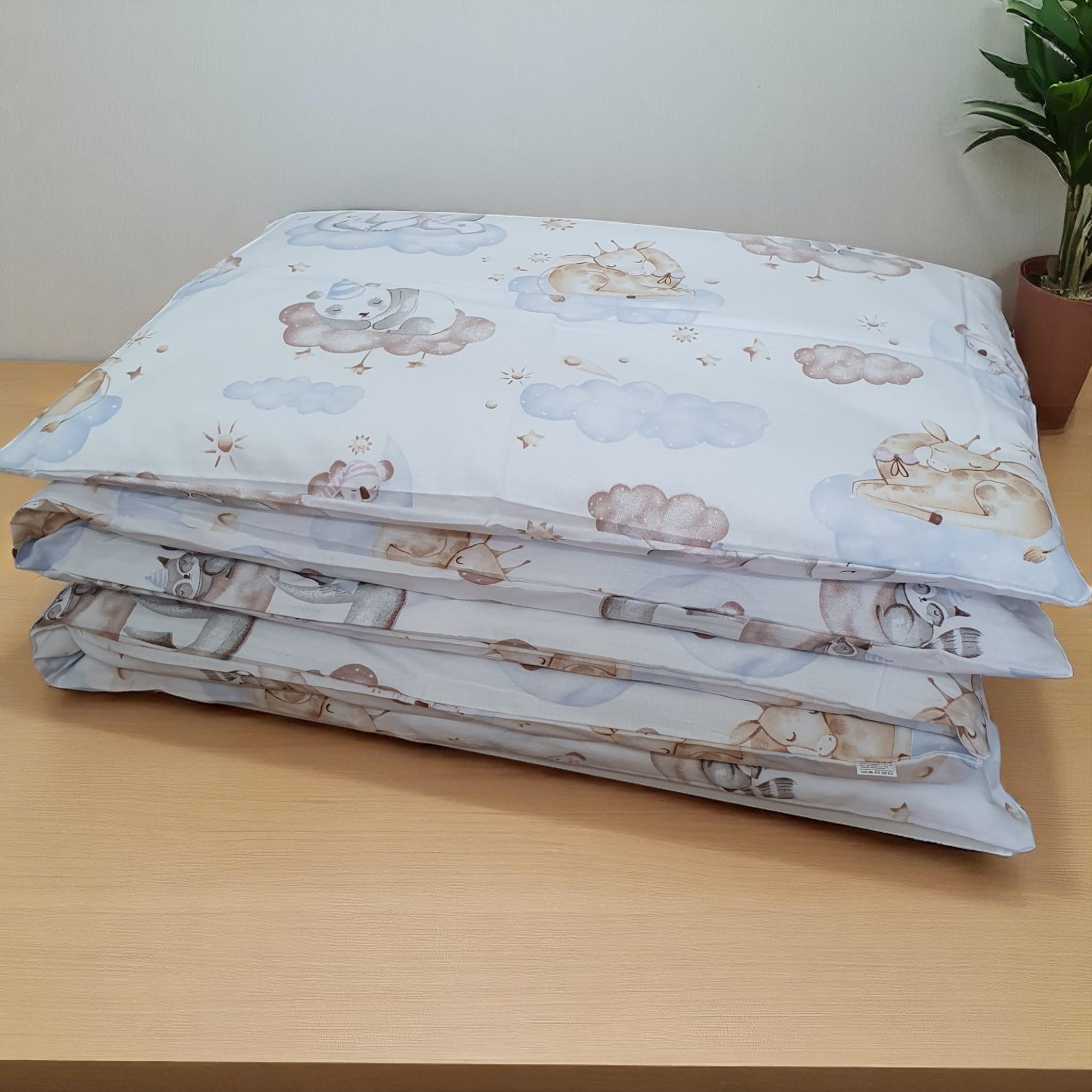 Bērnu gultas veļa «DZĪVNIEKI MĀKOŅOS» no 2 daļam, 90X120 Bērnu gultas veļa «DZĪVNIEKI MĀKOŅOS» no 2 daļam, 90X120